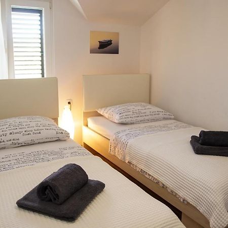 Kaprije Apartmani Tina I Ena エクステリア 写真