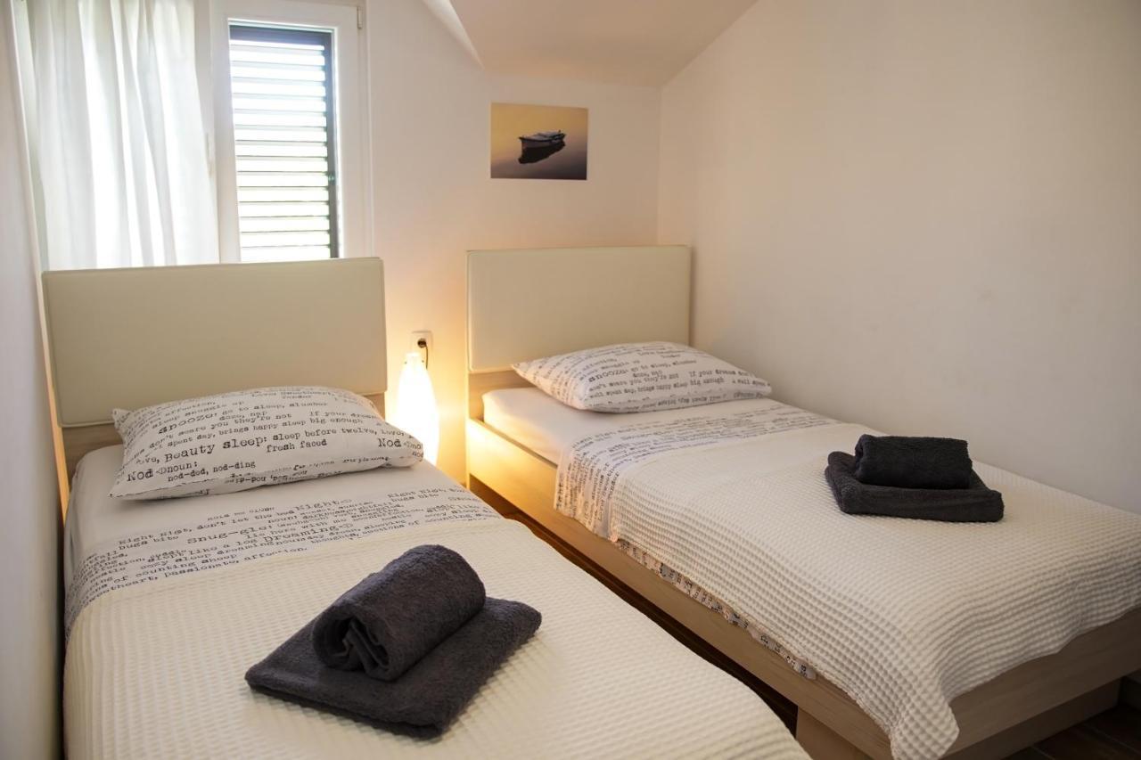 Kaprije Apartmani Tina I Ena エクステリア 写真